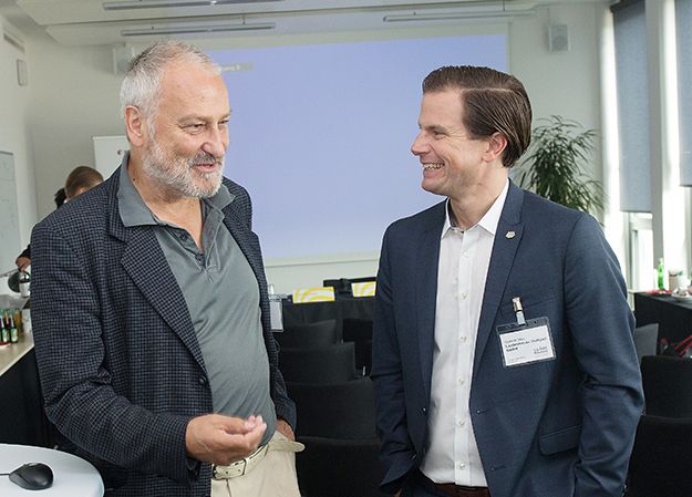 Engelbert Hörmannsdorfer (li.) von <i>ECMguide.de</i> im Gespräch mit Gunnar Mey, Abteilungsleiter Industrie bei der Messe Stuttgart