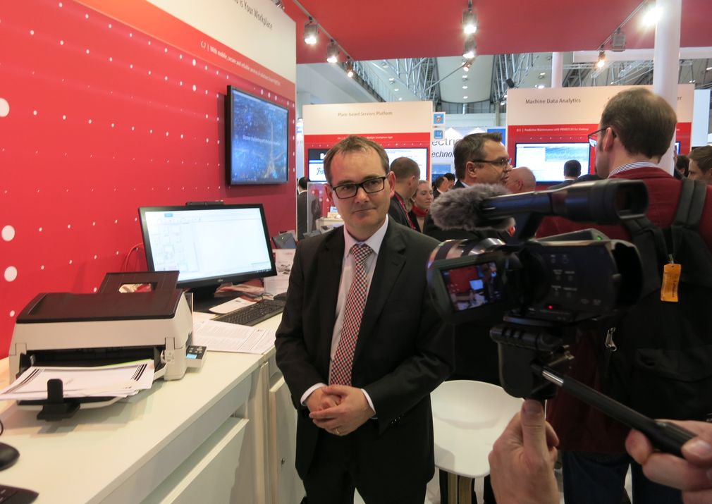 Klaus Schulz war am Fujitsu-CeBIT-Stand wegen der neuen Dokumentenscanner begehrter Interview-Partner (Bild: ECMguide.de)