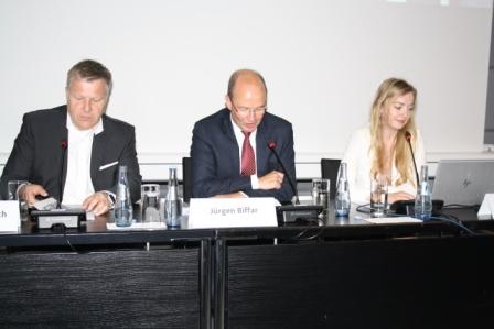 Jürgen Biffar(Mitte) , Vorstandsvorsitzender des Bitkom-Kompetenzbereichs ECM, bei der Präsentation zum Digital Office Index (Bild: A.Stadler)