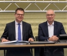 Rüdiger Fuchs von Comline (li.) und Claus Fieber-Held von ASG (re.) bei der Unterzeichnung (Bild: Comline)