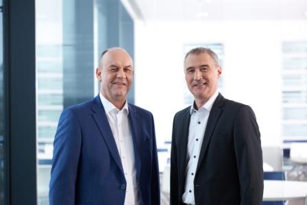 Inovoo-Geschäftsführer Thomas Schneider (re.) und Wilken-Geschäftsführer Folkert Wilken freuen sich über die gemeinsame Partnerschaft (Bild: Inovoo)