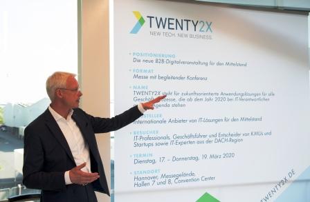 Dr. Andreas Gruchow, Mitglied des Vorstands der Deutschen Messe stellt Konzept der Twenty2x in Hannover vor (Bild: Deutsche Messe)