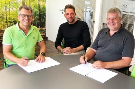 Martin Steyer, Karim Mürl und Christoph Schwarz (v.l.) bei der Unterzeichnung des Übernahmevertrags (Bild: Printvision)