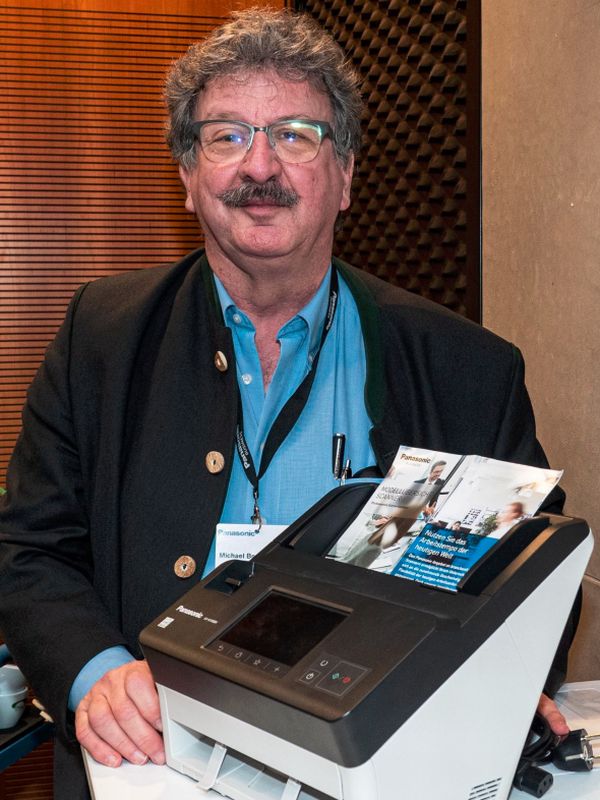 Michael Bertig, Scanner-Evangelist bei Panasonic, mit dem »KV-N 1058X« (Bild: Ferrari Electronic)