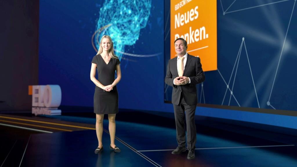 Bühne mit Karl Heinz Mosbach und Moderatorin Miriam Rickli (Bild: ELO Digital Office)
