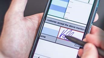 Mit DIGISign Unterlagen am Smartphone unterschreiben (Bild: Signotec)