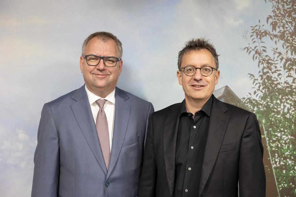 Helmut Fallmann, CEO der Fabasoft AG (li.) und Dr. Pascal Habegger, CEO der 4teamwork AG (Bild: Fabasoft)