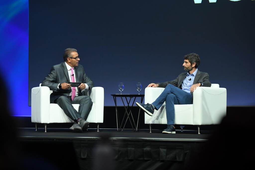 Muhi Majzoub, Executive VP von Opentext (li.) mit Seth Siciliano, Head of Workspace ISV Partnerships bei Google Cloud (Bild: Opentext)