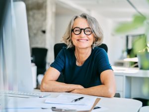 E-Invoicing entlastet Mitarbeitende bei der Rechnungsbearbeitung (Bild: iStock/xSuite)