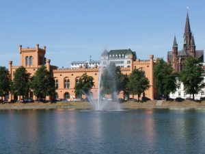 In Mecklenburg-Vorpommern und der Landeshauptstadt Schwerin gilt seit 1. April im Verkehr mit öffentlichen Auftraggebern die Pflicht zur E-Rechnung. (Bild: Landeshauptstadt Schwerin)