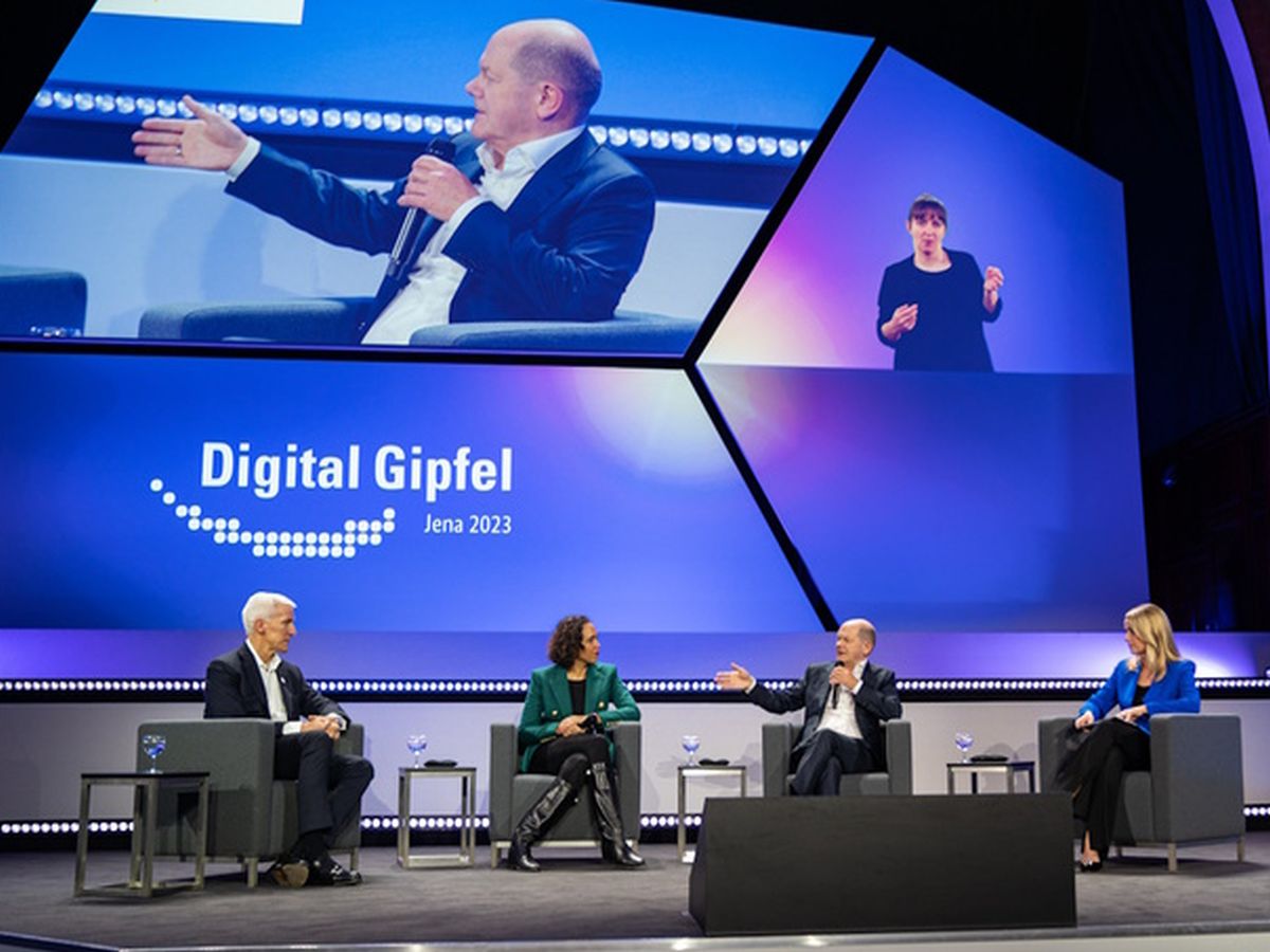 Den Digital-Gipfel 2023 nutzen Kanzler, Minister und Branchenvertreter gleichermaßen, um die Bedeutung von Künstlicher Intelligenz für den Standort Deutschland zu betonen – und sind dafür auch bereit, bei der Regulierung Abstriche zu machen. (Bild: BMDV)