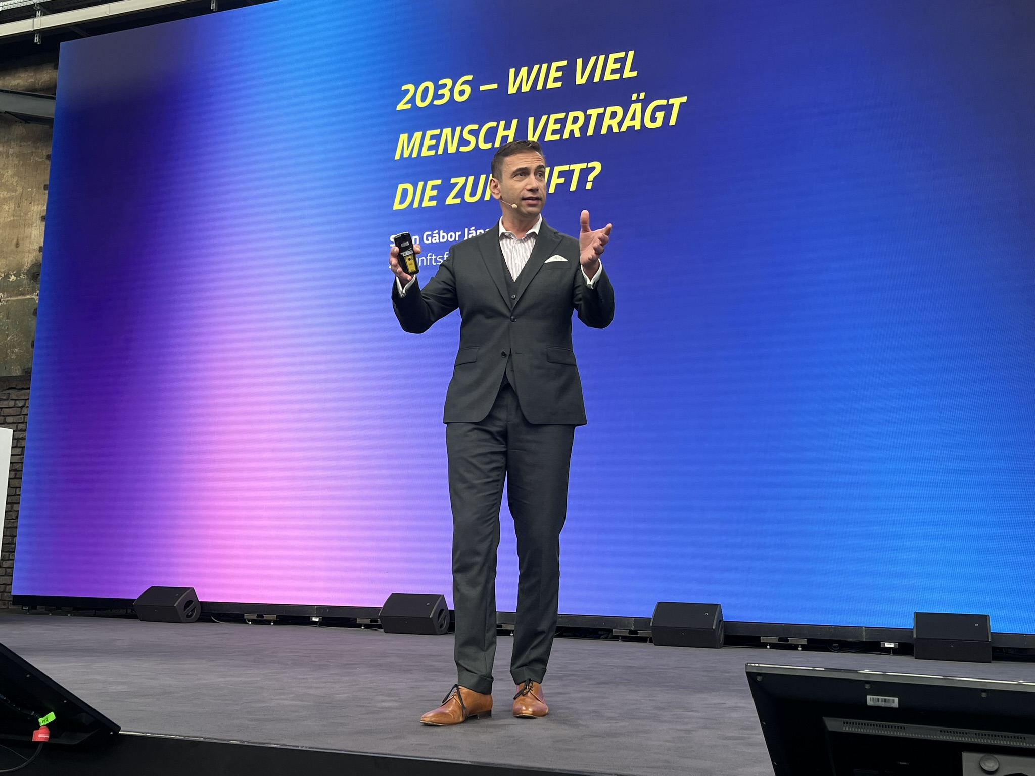 Der Zukunftsforscher Sven Gábor Jánszky bei seiner Keynote (Bild: A.Stadler)