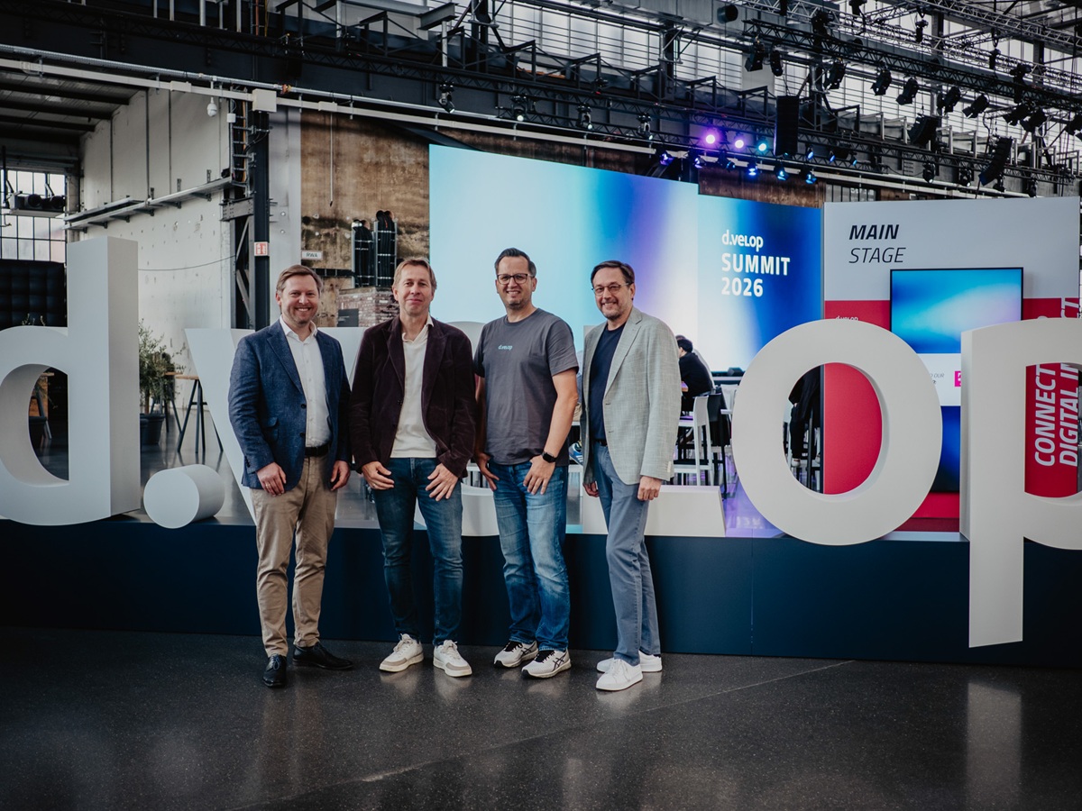 Dennis Giwoleit, Senior Head of Partner Management DACH bei xSuite, Matthias Lemenkühler, CPTO der xSuite, Nico Bäumer, Vorstand und CTO bei d.velop, und Andreas Nowottka, Geschäftsführer der xSuite (v.l.n.r.) auf dem d.velop SUMMIT 2026