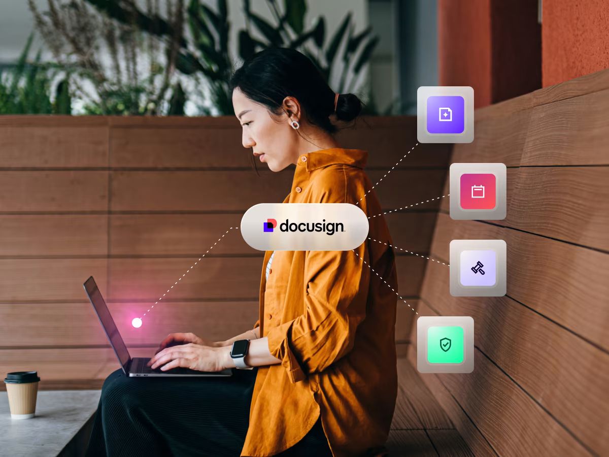 Frau arbeitet mit KI-Tools (Bild: Docusign)